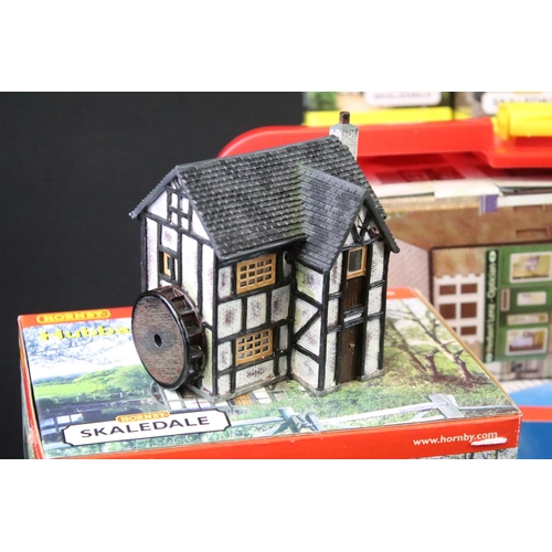 61 - 32 Boxed Hornby Skaledale OO gauge trackside accessories to include R8563 Springside Cottages, R8564... 