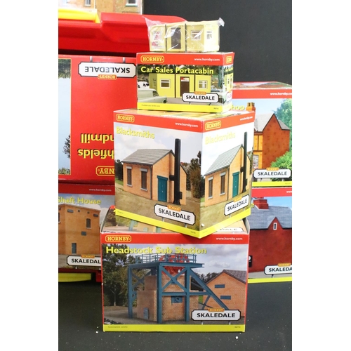 61 - 32 Boxed Hornby Skaledale OO gauge trackside accessories to include R8563 Springside Cottages, R8564... 