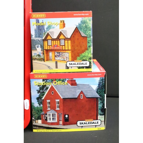 61 - 32 Boxed Hornby Skaledale OO gauge trackside accessories to include R8563 Springside Cottages, R8564... 