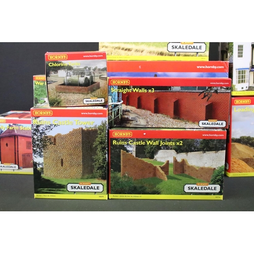 62 - 22 Boxed Hornby Skaledale OO gauge trackside buildings to include R8553 Holy Trinity Church, R8711 C... 