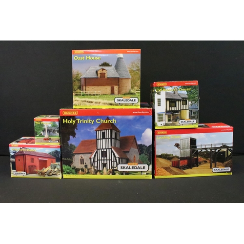 62 - 22 Boxed Hornby Skaledale OO gauge trackside buildings to include R8553 Holy Trinity Church, R8711 C... 