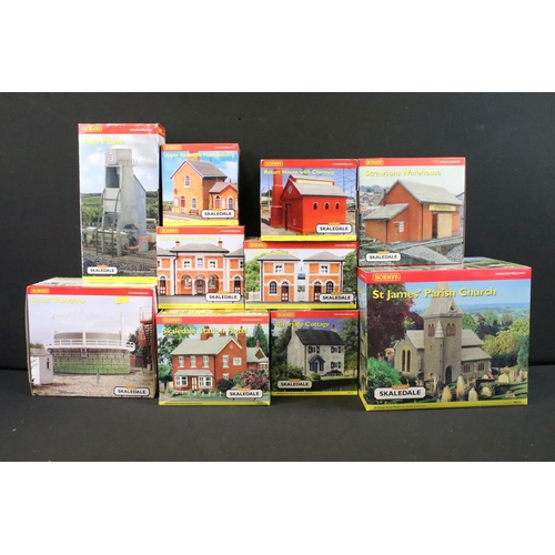 63 - 27 Boxed Hornby Skaledale OO gauge trackside buildings to include R8516 St James' Parish, RR8546 Edd... 