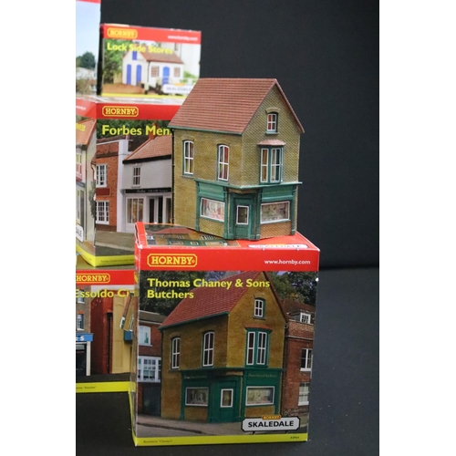 64 - 24 Boxed Hornby Skaledale OO gauge trackside buildings to include R8581 Double Road Engine Shed, R89... 