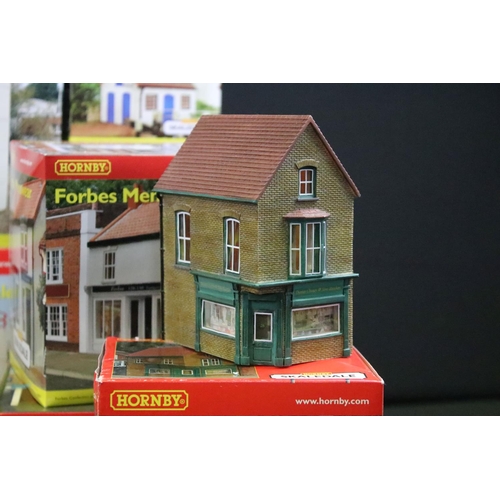 64 - 24 Boxed Hornby Skaledale OO gauge trackside buildings to include R8581 Double Road Engine Shed, R89... 