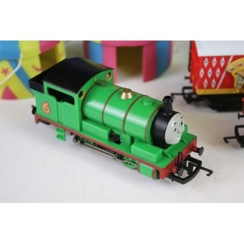 87 - Collection of Hornby Thomas & Friends OO gauge model railway to include R9087 Thomas, Annie & Clarab... 