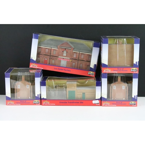 92 - 12 Boxed / carded Bachmann Scenecraft OO gauge trackside buildings and accessories to include 6 x 44... 