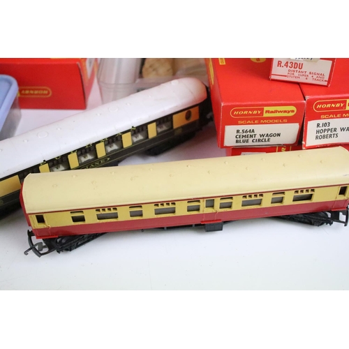 93 - Collection of boxed Triang / Hornby accessories to include 11 x items of rolling stock featuring R34... 