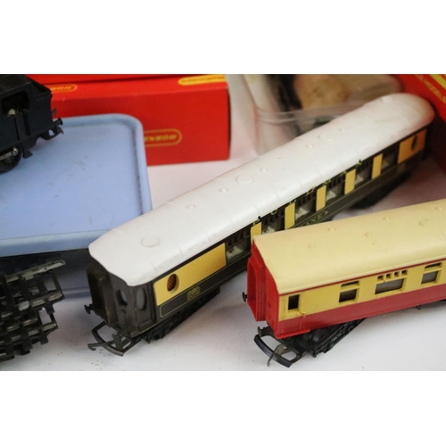 93 - Collection of boxed Triang / Hornby accessories to include 11 x items of rolling stock featuring R34... 