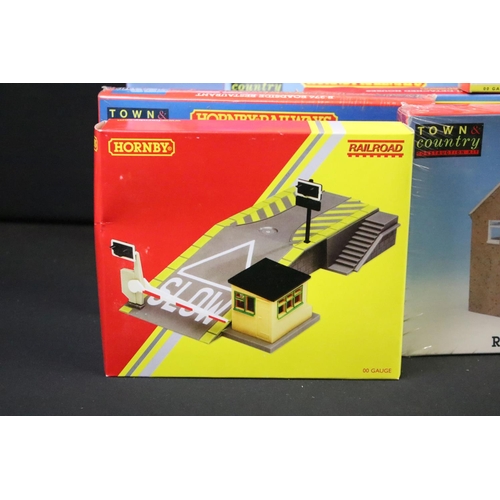 94 - Collection of 40 Hornby OO gauge trackside accessories to include 17 x carded figure sets and 23 x b... 