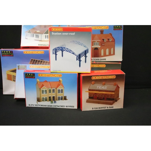 94 - Collection of 40 Hornby OO gauge trackside accessories to include 17 x carded figure sets and 23 x b... 