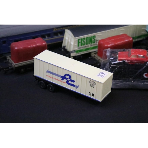 120 - Around 45 OO gauge items of rolling stock to include mainly Triang & Lima examples featuring car tra... 