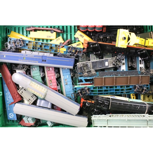 120 - Around 45 OO gauge items of rolling stock to include mainly Triang & Lima examples featuring car tra... 