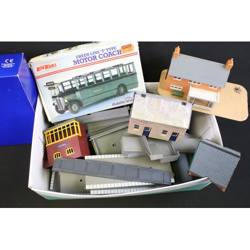 122 - Collection of boxed & unboxed OO gauge model railway trackside accessories to include boxed and seal... 