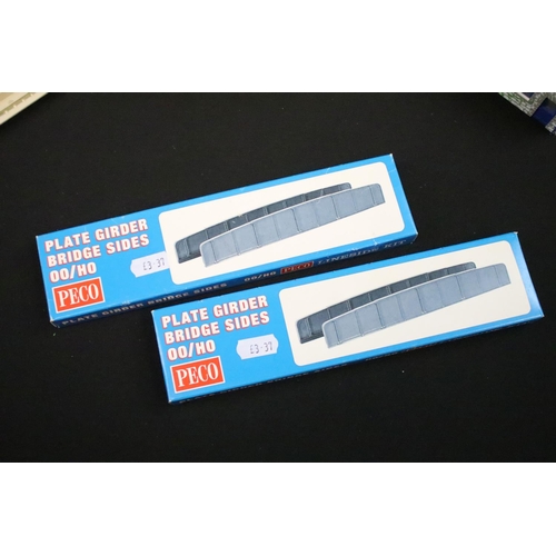 122 - Collection of boxed & unboxed OO gauge model railway trackside accessories to include boxed and seal... 