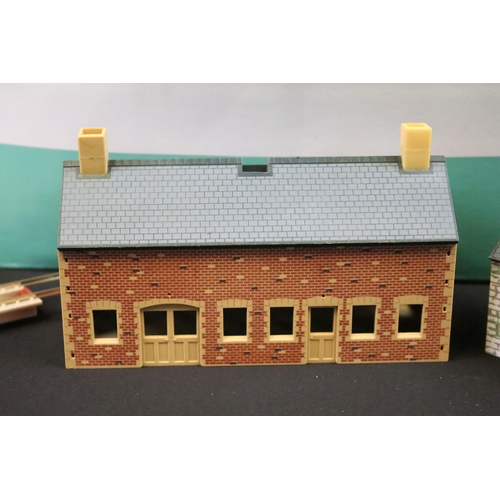 122 - Collection of boxed & unboxed OO gauge model railway trackside accessories to include boxed and seal... 