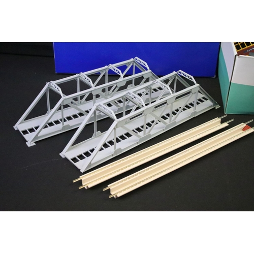 122 - Collection of boxed & unboxed OO gauge model railway trackside accessories to include boxed and seal... 