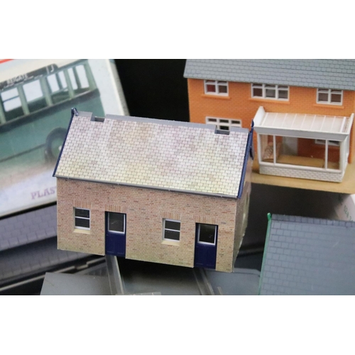 122 - Collection of boxed & unboxed OO gauge model railway trackside accessories to include boxed and seal... 