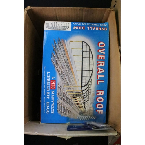 125 - Quantity of OO gauge model railway accessories to include boxed Triang R675 Freightliner Depot Crane... 