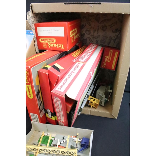 125 - Quantity of OO gauge model railway accessories to include boxed Triang R675 Freightliner Depot Crane... 