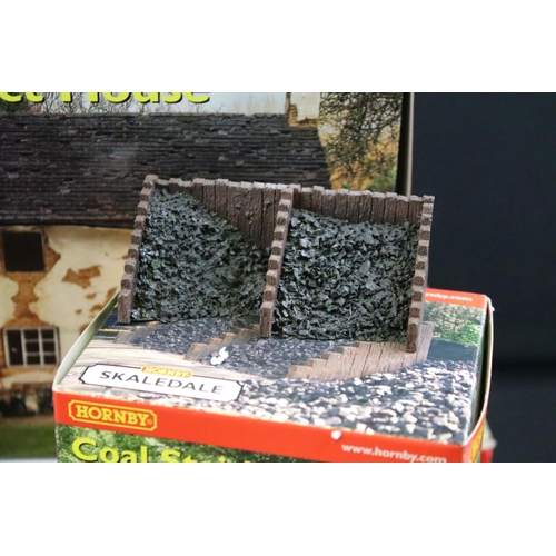 68 - 33 Boxed Hornby Skaledale OO gauge trackside buildings to include R8798 Skaledale East Station, R858... 