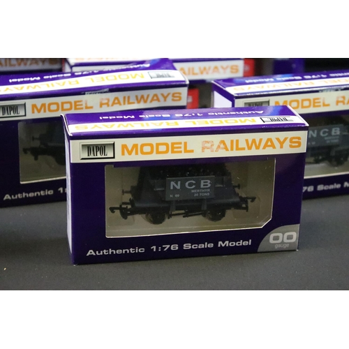 72 - 32 Boxed OO gauge to include 13 x Airfix, 12 x Dapol and 7 x Bachmann featuring 36-150 Plasser OWB 1... 