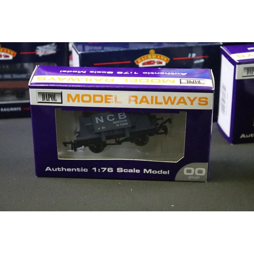 72 - 32 Boxed OO gauge to include 13 x Airfix, 12 x Dapol and 7 x Bachmann featuring 36-150 Plasser OWB 1... 