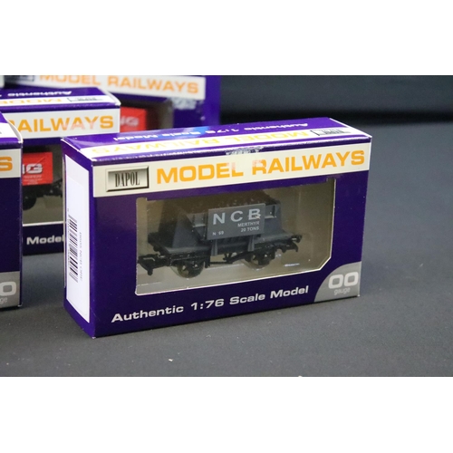 72 - 32 Boxed OO gauge to include 13 x Airfix, 12 x Dapol and 7 x Bachmann featuring 36-150 Plasser OWB 1... 