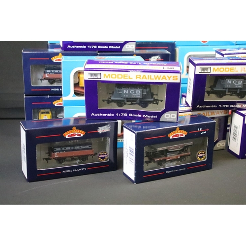 72 - 32 Boxed OO gauge to include 13 x Airfix, 12 x Dapol and 7 x Bachmann featuring 36-150 Plasser OWB 1... 