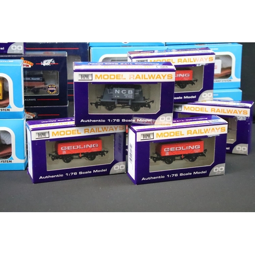 72 - 32 Boxed OO gauge to include 13 x Airfix, 12 x Dapol and 7 x Bachmann featuring 36-150 Plasser OWB 1... 