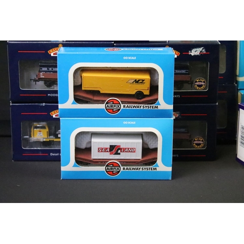 72 - 32 Boxed OO gauge to include 13 x Airfix, 12 x Dapol and 7 x Bachmann featuring 36-150 Plasser OWB 1... 