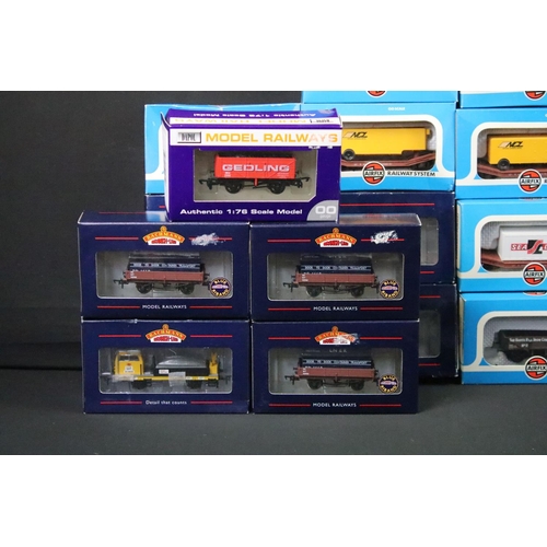 72 - 32 Boxed OO gauge to include 13 x Airfix, 12 x Dapol and 7 x Bachmann featuring 36-150 Plasser OWB 1... 