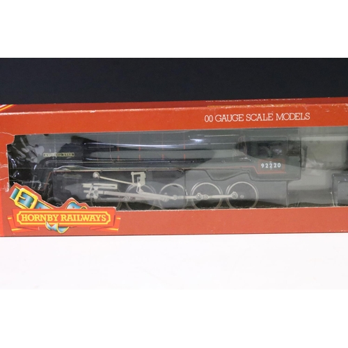 97 - Three boxed Hornby OO gauge locomotives to include R398 LNER 4-6-2 Loco Flying Scotsman, R373 BR 2-1... 