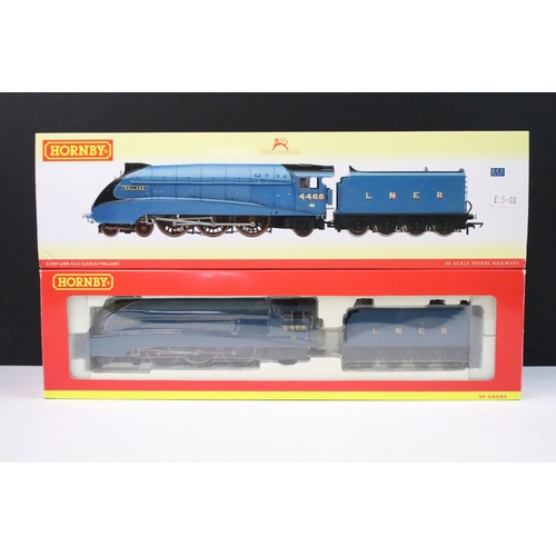 98 - Two boxed Hornby OO gauge locomotives to include R2563 BR 4-6-2 Britannia Class Locomotive 70030 Wil... 