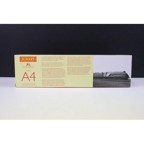 98 - Two boxed Hornby OO gauge locomotives to include R2563 BR 4-6-2 Britannia Class Locomotive 70030 Wil... 