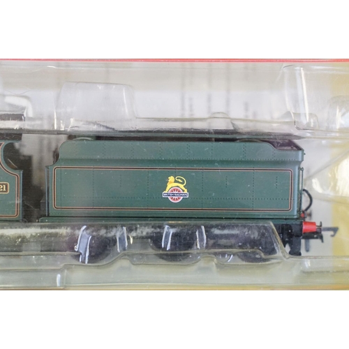 30 - Two boxed Hornby OO gauge locomotives to include R3229 BR 4-6-0 Star Class British Monarch and R3169... 