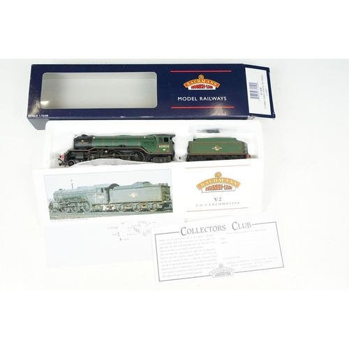 104 - Three boxed Bachmann OO gauge locomotives to include 31-550 V2 60800 Green Arrow BR green l/crest, 3... 