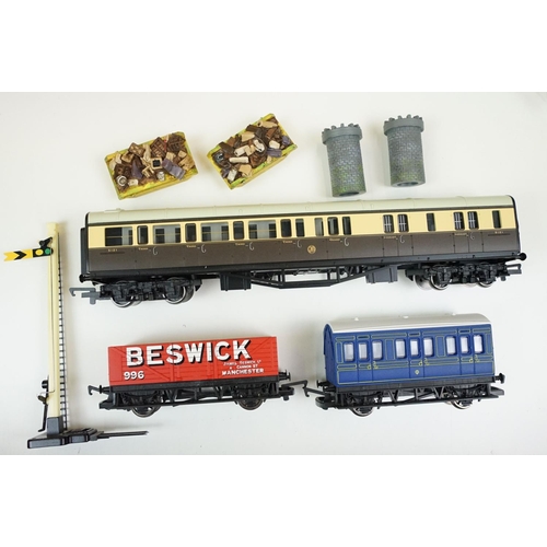 111 - Collection of OO gauge model railway to include boxed Bachmann 31305 Brome Manor locomotive, boxed H... 