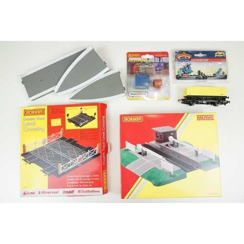 111 - Collection of OO gauge model railway to include boxed Bachmann 31305 Brome Manor locomotive, boxed H... 