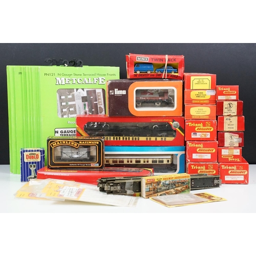 112 - Quantity of OO gauge model railway to include 4 x boxed Triang locomotives (R258 4-6-2 The Princess ... 