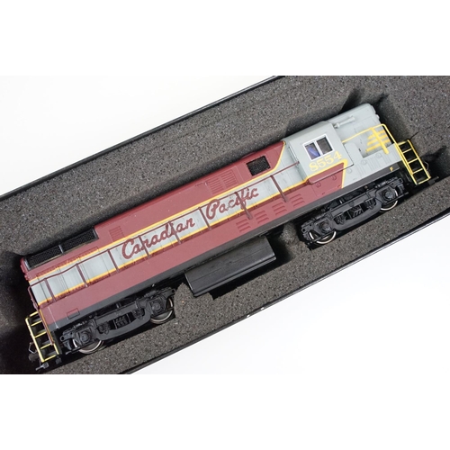 116 - Two boxed HO gauge locomotives to include Marklin 3429 BR 515 and Spectrum from Bachmann 81209 Fairb... 