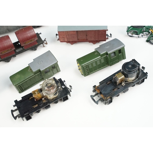 131 - Quantity of Jouef HO / OO gauge model railway to include 0-4-0 locomotive, rolling stock and track