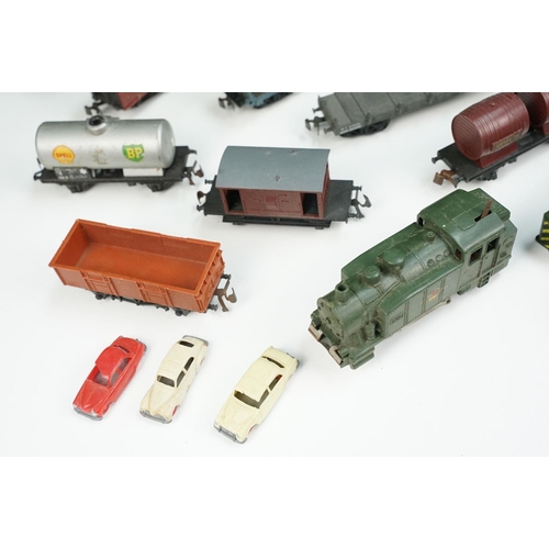 131 - Quantity of Jouef HO / OO gauge model railway to include 0-4-0 locomotive, rolling stock and track