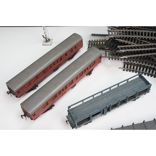 131 - Quantity of Jouef HO / OO gauge model railway to include 0-4-0 locomotive, rolling stock and track