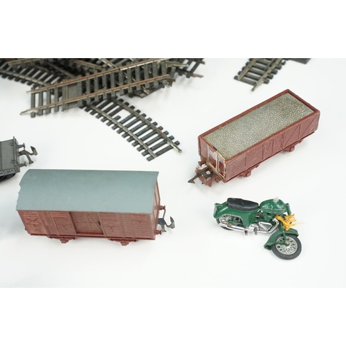 131 - Quantity of Jouef HO / OO gauge model railway to include 0-4-0 locomotive, rolling stock and track