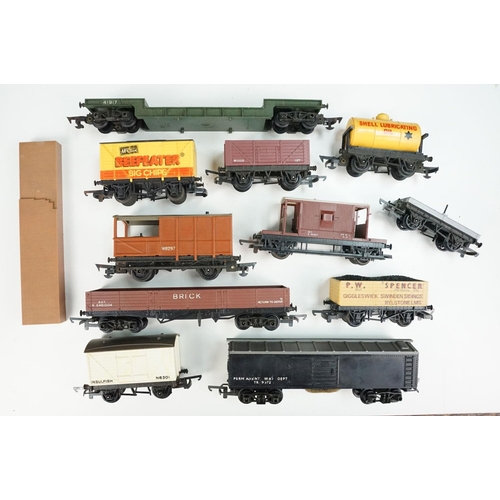 132 - 34 OO gauge Triang & Hornby items of rolling stock to include 17 x boxed examples and 17 x unboxed f... 