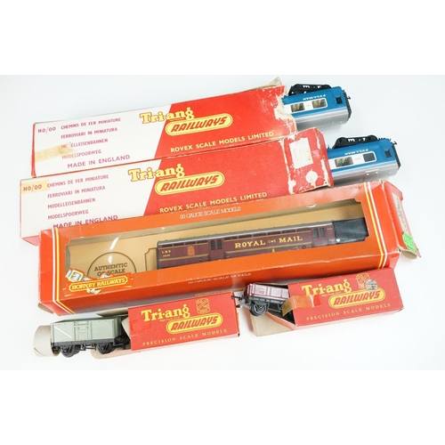 132 - 34 OO gauge Triang & Hornby items of rolling stock to include 17 x boxed examples and 17 x unboxed f... 