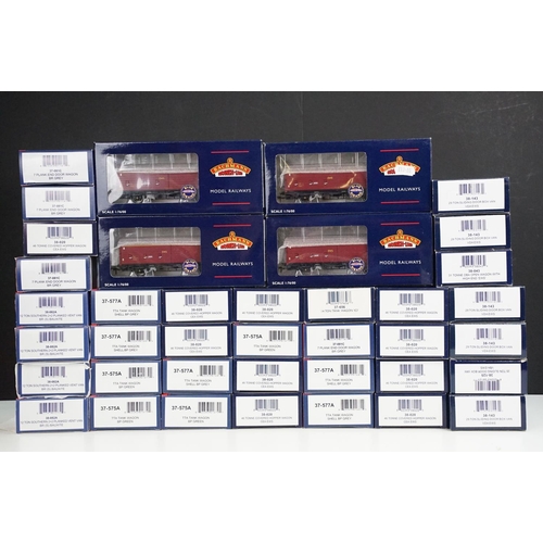 139 - 39 Boxed Bachmann OO gauge items of rolling stock to include 37-577A TTA Tank Wagon Shell BP grey, 3... 