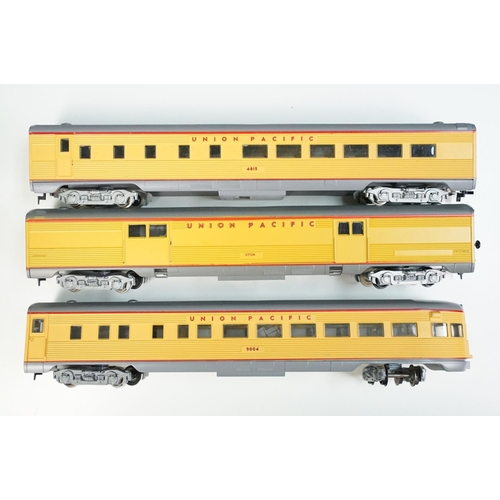 144 - 27 HO gauge American line items of rolling stock to include Union Pacific, Southern, Santa Fe and So... 