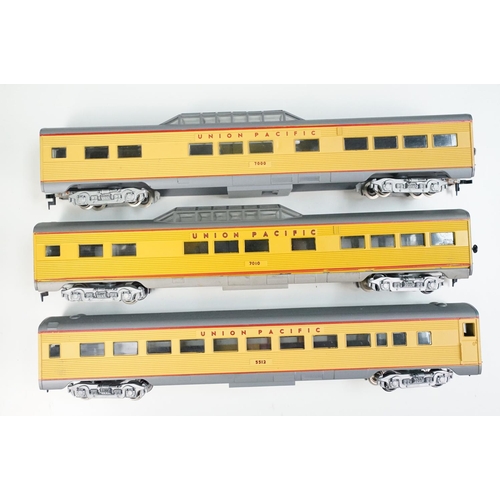 144 - 27 HO gauge American line items of rolling stock to include Union Pacific, Southern, Santa Fe and So... 