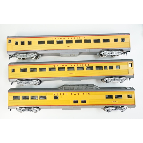 144 - 27 HO gauge American line items of rolling stock to include Union Pacific, Southern, Santa Fe and So... 